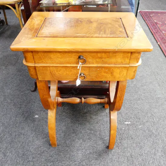 WOODEN SIDE TABLE w. DRAWER