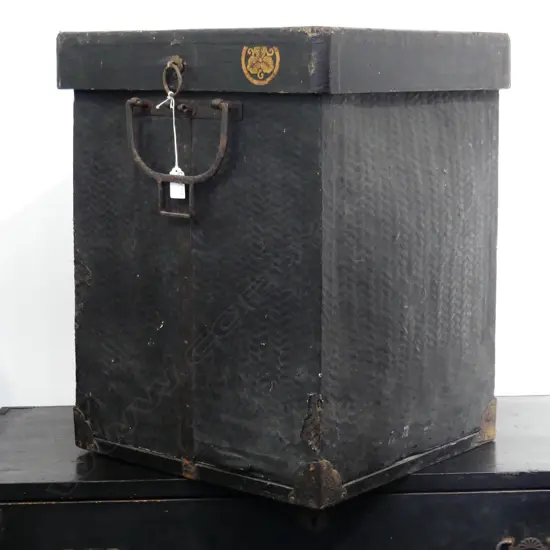 19TH C SAMURAI ARMOUR CARRIER ‘YOROI BITSU’. WOVEN AND LACQUERED BAMBOO W SAMURAI FAMILY CREST ‘GOTAKUBA CLAN’. H.525mm