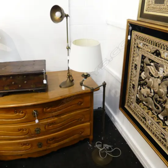 2 BRASS STANDARD LAMPS WITH EXTENDING ARMS. H. 1410 &1310mm