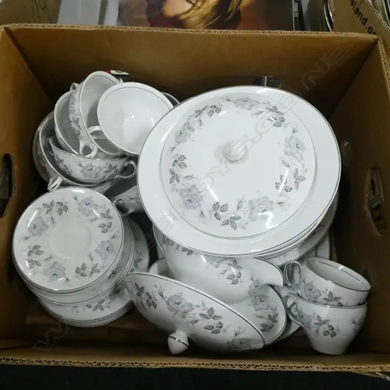 JOHNSON BROTHERS PART DINNERSET ' SNOWHITE'