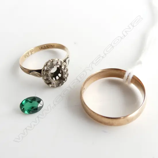 9CT GOLD WEDDER 2.31gm & 9CT GOLD GREEN AND WHITE SPINEL RING (AF)