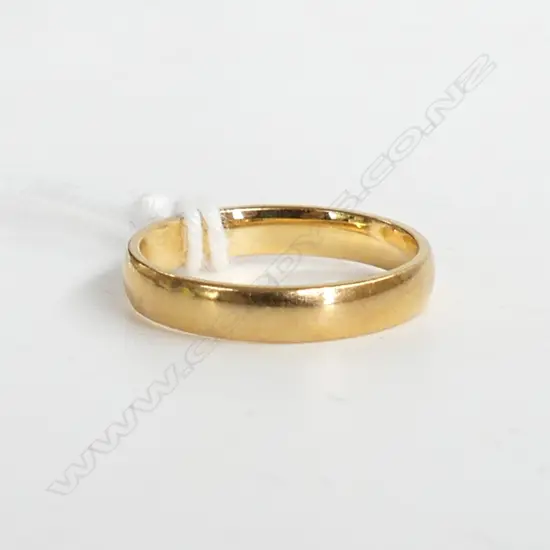 18ct yellow GOLD BAND RING 2.42gms SIZE H 1/2