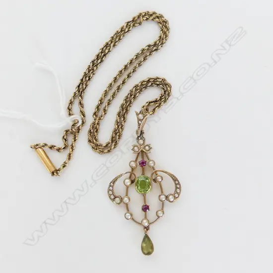 9CT GOLD PERIDOT & SEED PEARL PENDANT ON 9CT GOLD CHAIN  5,5GRMS