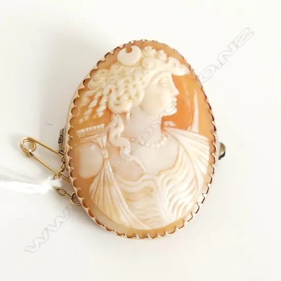 VINTAGE 9CT GOLD FRAMED CARVED CAMEO BROOCH woman God 11.8gms