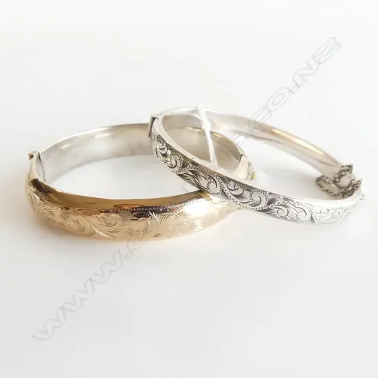 GOLD PLATED SILVER HINGED BANGLE AND A SILVER HINGED BANGLE 