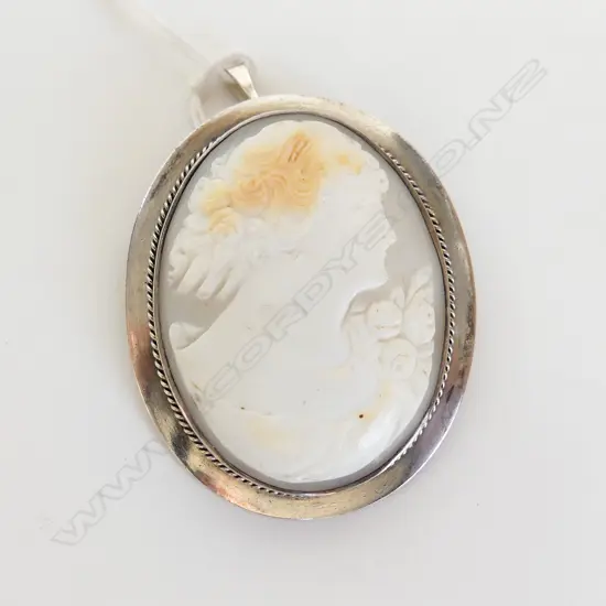 S/SILVER MOUNTED CAMEO BROOCH