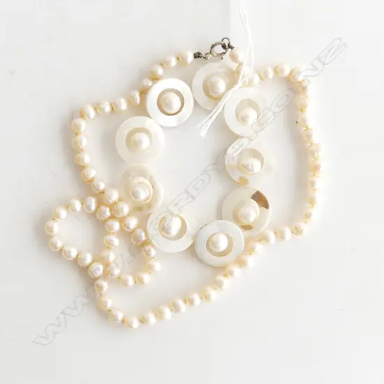 CULTURED PEARL NECKLACE AND A PEARL BRACELET