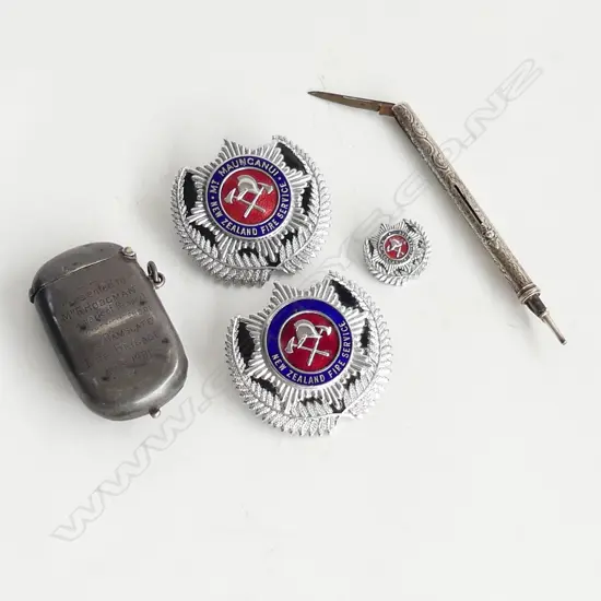 SILVER VESTA SOVEREIGN CASE + 3 NZ FIRE SERVICE BADGES + SILVER PROPELLING PENCIL/KNIFE