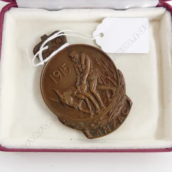 BOXED ANZAC COMMEMORATIVE MEDAL. TO KAHU TE HAU. SERVED IN THE FIRST MAORI CONTINGENT  WW1 1914-18 EGYPT & GALLIPOLI.