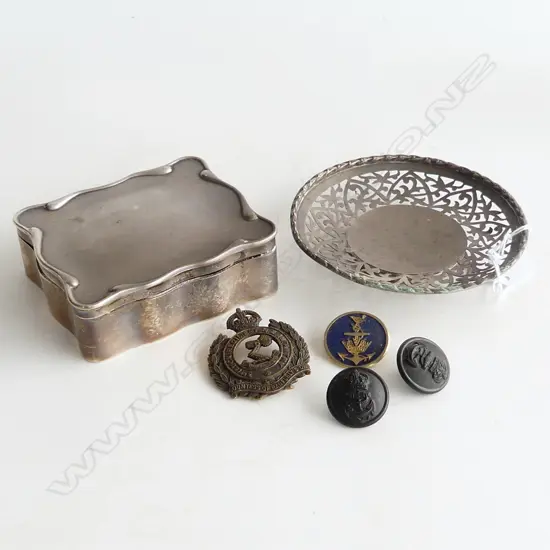 STG SILVER; SM PLATE (DIA 100mm) LIDDED BOX (1 CONTENTS -2 BUTTONS & 2 MEDALS) (85 X 77mm)   217gms