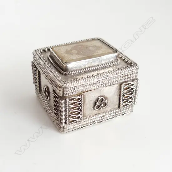 SMALL ETHNIC SILVER LIDDED BOX 45x40mm