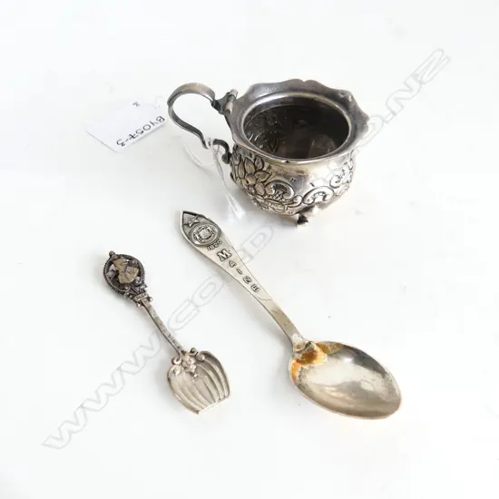 STG SILVER MUSTARD POT (HALLMARK WORN) PLUS STG SPOON DATED 1820 & MUSTARD SPOON, 48gms
