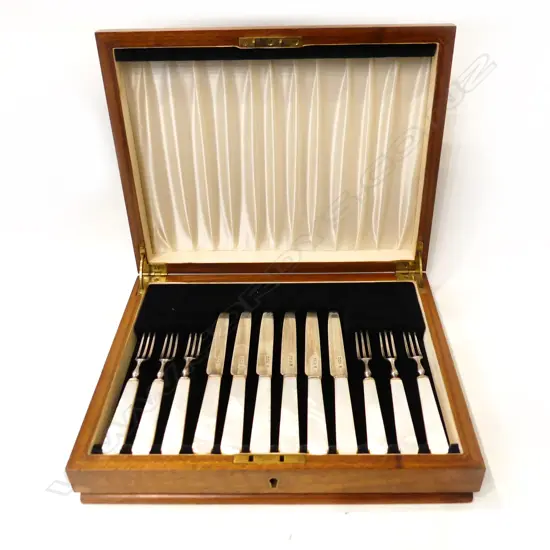 MAHOGANY BOXED SILVER ART DECO SET OF 6 MOTHER OF PEARL HANDLED FRUIT KNIVES. SHEFFIELD 1940