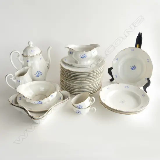 28 PCES B/W MEISSEN; 16 DINNER PLATES 240mm dia, 4 SOUP, 2 SAUCE BOATS, 2 BOWLS, 2 CUPS, JUG & COFFEE POT H.260mm...
