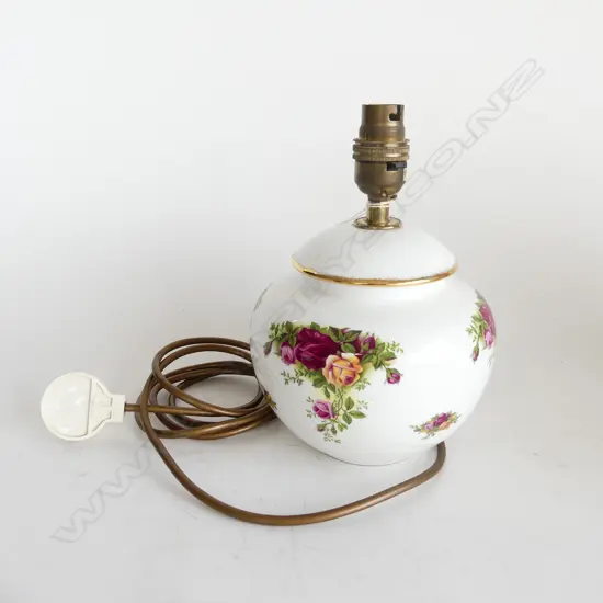 ROYAL ALBERT OLD COUNTRY ROSES TABLE LAMP H. 230mm