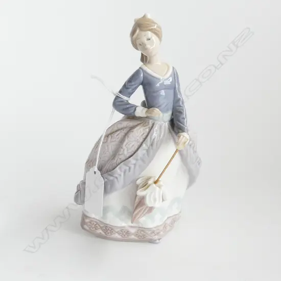 LLADRO FIGURINE, GIRL WITH PARASOL, H. 185mm
