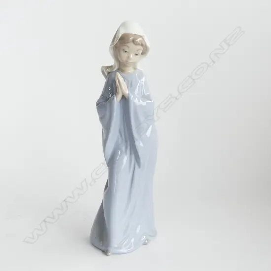 LLADRO LADY PRAYING, H. 265mm