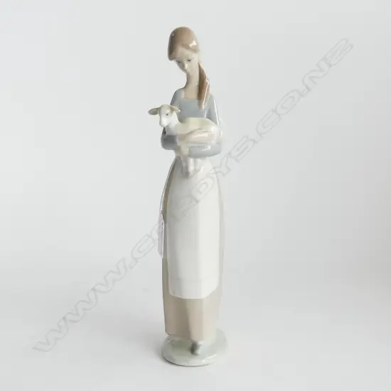 LLADRO LADY WITH LAMB FIGURINE, H. 265mm