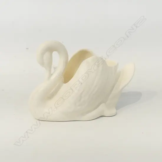 SM CROWN LYNN SWAN, 1950S CROWN MARK,  SLIGHT FRIT TO TAIL INTERNAL CRAZING, 150 x 100mm