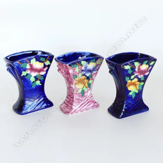 3 MALING TRIANGLE VASES, FLORAL DECOR H. 122mm, EX COND