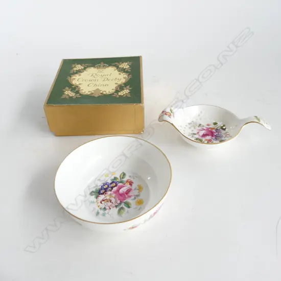 BOXED ROYAL CROWN DERBY, DERBY POSIES, STRAINER & DISH