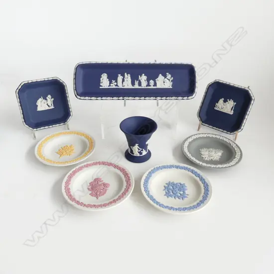 ASST WEDGWOOD/WILD FLOWER DISHES 2 BOXED WITH SMALL TRAY AND VASE L 230 MM