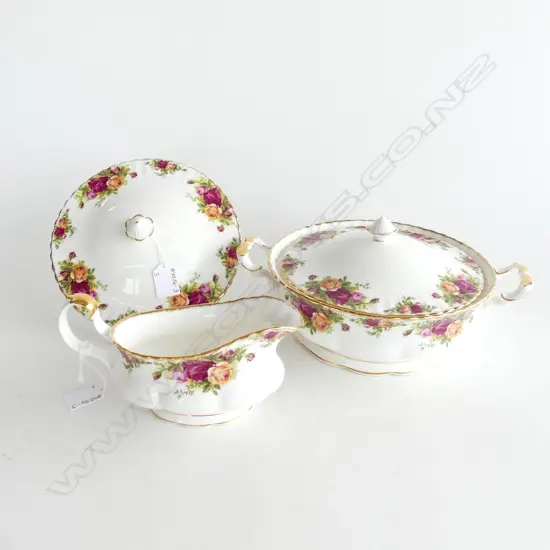 ROYAL ALBERT OLD COUNTRY ROSES LIDDED DISH + SPARE LID (DIA 225mm not incl. handles) + GRAVY BOAT JUG (L 205mm)
