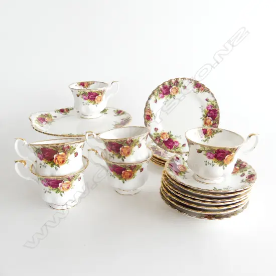 5 ROYAL ALBERT OLD COUNTRY ROSES TRIOS + 2 SPARE SAUCERS & TENNIS SET