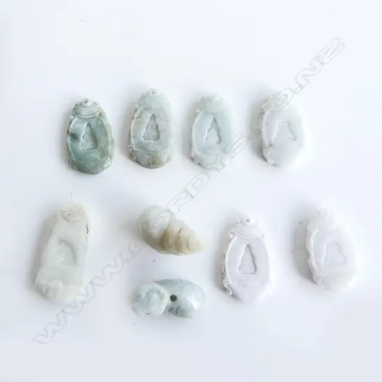7 SMALL JADE PENDANTS L.40mm & 2 CARVINGS