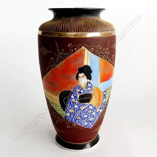 LG SATSUMA URN - BROWN GROUND WITH HAND TOOLED GEISHA H.315mm 