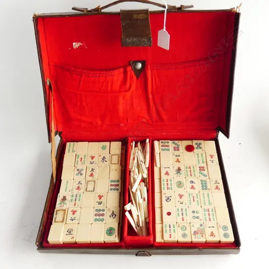 VINTAGE MAH JONG SET, IN LEATHER CASE W.335mm