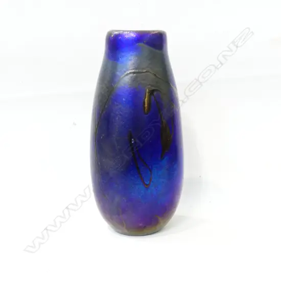 GARY NASH THICK WALLED IRIDESCENT GLASS VASE WITH TRAILED DETAIL, SIGNED 'NASH 93' TO BASE, H. 235mm