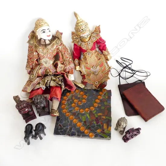 BOX LOT . INCLUDES 2 TRHAI OLLS FOO DOGS LEATHER WALLETS AND PLAQUE