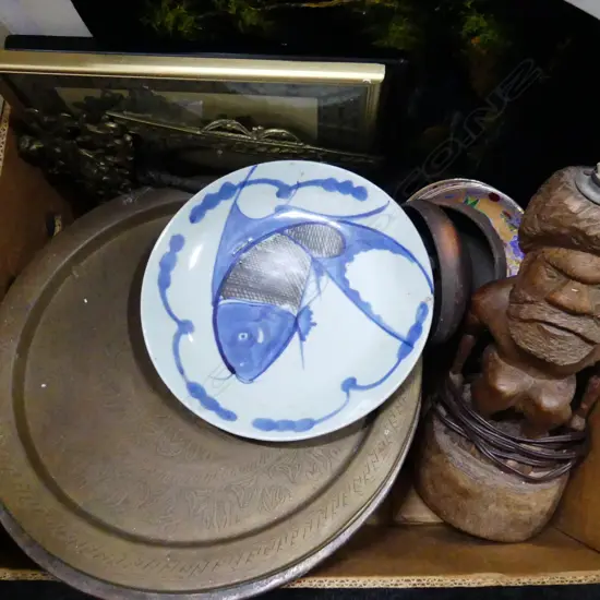 BOX LOT ASST.; CARVED WOODEN LAMP BASE, FISH PLATE, ART ETC