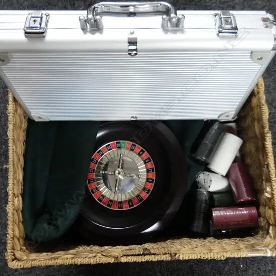 ROULETTE WHEEL WITH TABLE FELTS & GAMING ITEMS INCL TOKENS 