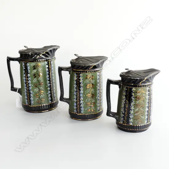 SET OF THREE GRADUATED VICTORIAN JUGS WITH PEWTER LIDS.