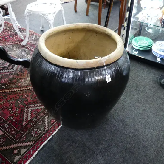 LG BLACK GLAZED POT 550mm dia
