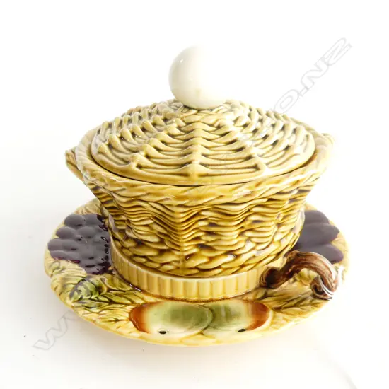 SARREGUEMINES MAJOLICA LIDDED CONTAINER + HANDLED PLATE 205mm DIA