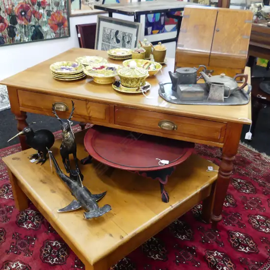 COLONIAL KAURI KITCHEN TABLE w. 2 DRAWERS (CASTORS IN DRAW) 1335x855x760mm