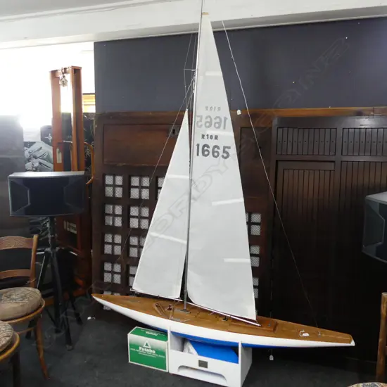 CANTERBURY “J” CLASS MODEL RACING YACHT  [97% COMPLETE] w. REMOTE, RUDDER, INFO FOLDER 1085MMX2045MM