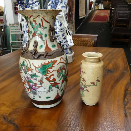 2 VINTAGE ORIENTAL VASES, BOTH AF H. 200, 350mm
