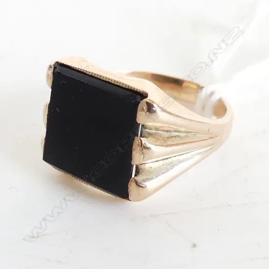 9CT GOLD AND ONYX GENT'S RING 5 grams