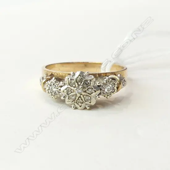9ct GOLD & DIAMOND CLUSTER RING 3,5gms