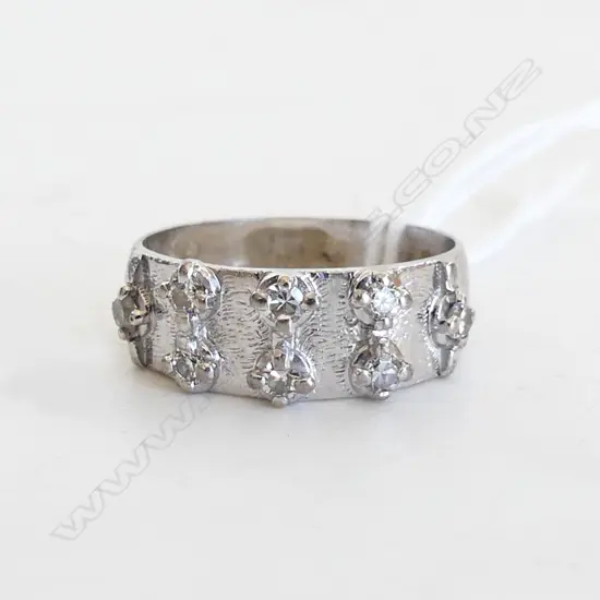 18CT WHITE GOLD DIAMOND SET RING, 0.3CT, 4.2gms