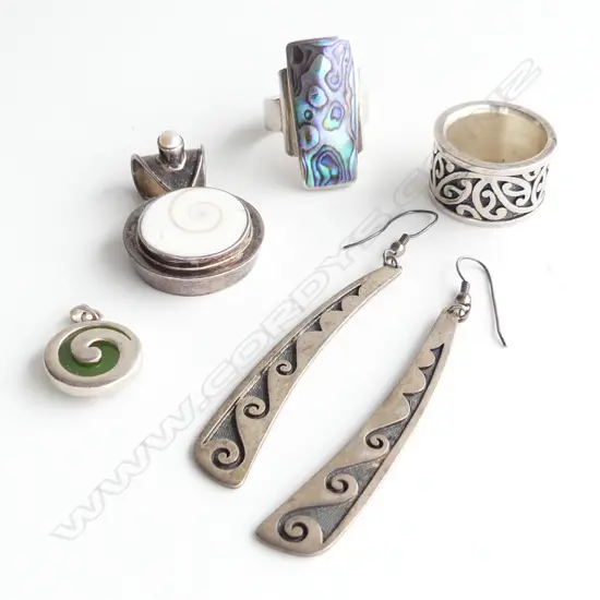 5 PCS NZ S/SILVER JEWELLERY; 2 RINGS, 2 PENDANTS & PR EARINGS