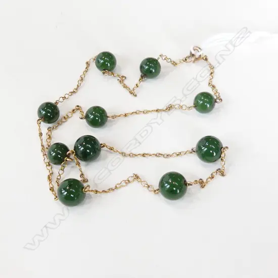 VINTAGE (NZ GREENSTONE) & 9ct GOLD CHAIN NECKLACE AND EARRING SET.