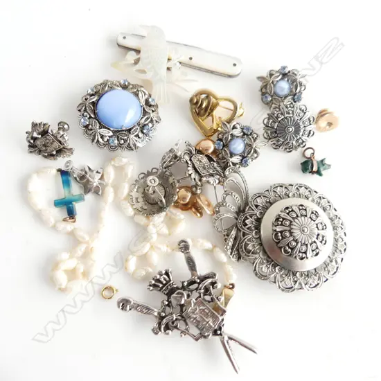 ASST. COSTUME JEWELLERY INCL. BAROQUE PEARL NECKLACE w. 9CT CLASP (AF)