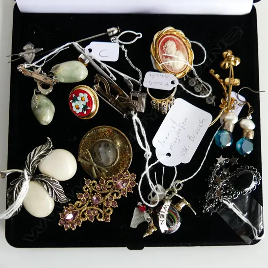 ASST COSTUME JEWELLERY BROOCHES, RING, EARRINGS ETC..
