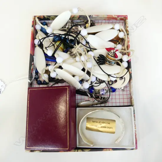 BAR OF ASSORTED JEWELLERY INCLUDING BONE NECKLACE AND BLUE NECKLACE