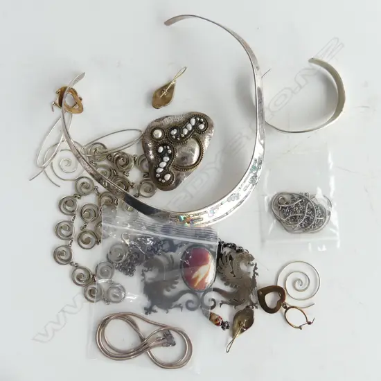 SMALL BOX S/SILVER JEWELLERY: NECKLACES, BANGLE, EARRINGS ETC